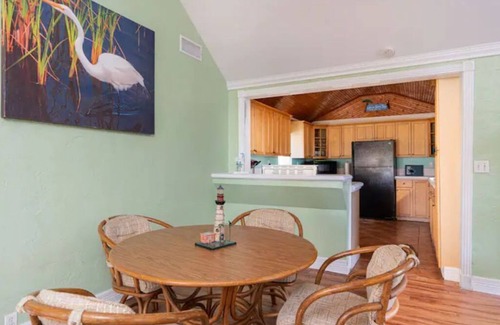 Los Fresnos Cottage | Cheerful 2 Bedroom Cottage with fishing deck!