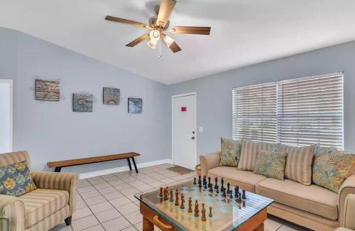 Sebastian Highlands House | Cheerful 2 bedroom that is close to the water