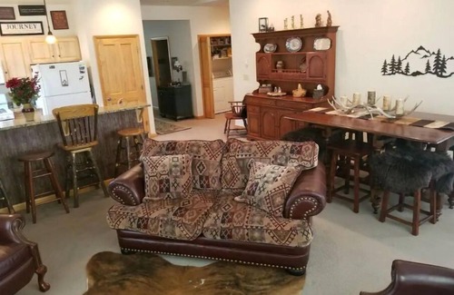 Big Sky House | Cheerful 2 bedroom with Montana cozy cabin feel
