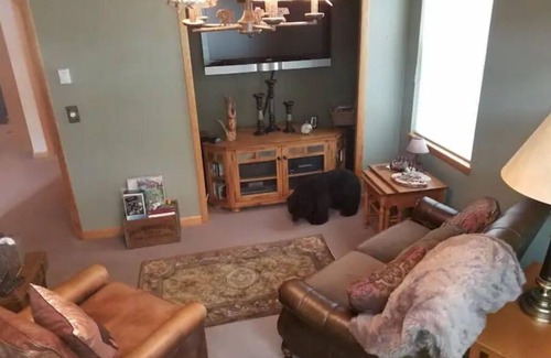 Big Sky House | Cheerful 2 bedroom with Montana cozy cabin feel