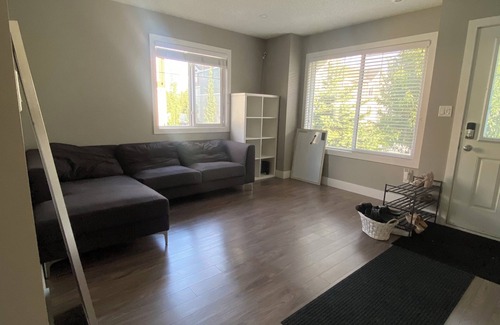 Northeast Edmonton House | Cheerful 2 Private Bedrooms