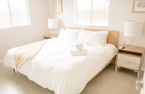 Joshua Tree House | Cheerful 2bedroom home with hot tub and cowboy pool in Joshua Tree