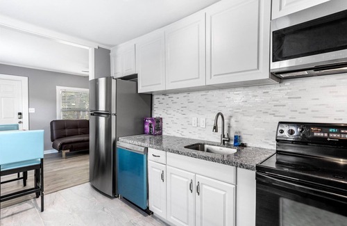 Clearwater House | Cheerful 2BR - Patio - Backyard - Near Clearwater Beach