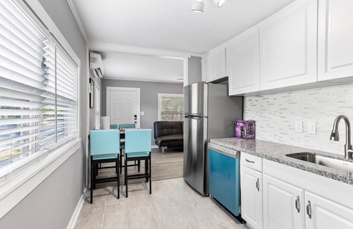Clearwater House | Cheerful 2BR - Patio - Backyard - Near Clearwater Beach