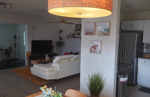 Orlando House | Cheerful 3.5 bedroom house with firepit near UCF