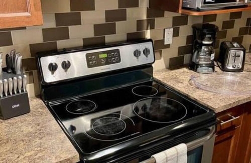 Northwest Edmonton House | Cheerful 3 Bdm Home close to U of A Hospital