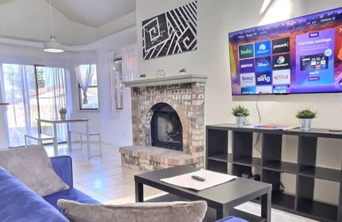 Northeast El Paso House | ?⭐️ cheerful 3-bed · Cheerful 3-Bedroom with Fireplace