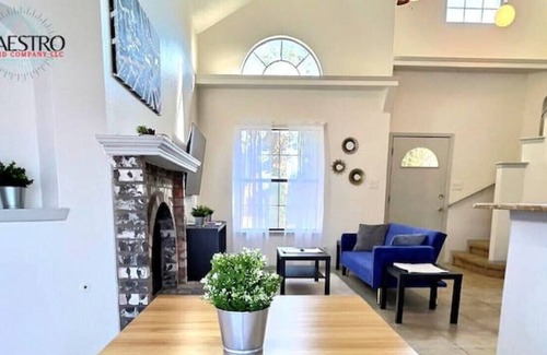 Northeast El Paso House | ?⭐️ cheerful 3-bed · Cheerful 3-Bedroom with Fireplace