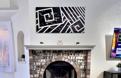 Northeast El Paso House | ?⭐️ cheerful 3-bed · Cheerful 3-Bedroom with Fireplace