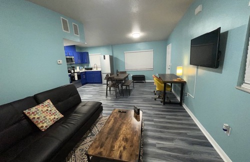 Clear Lake House | Cheerful 3 Bed home w/free parking, Wifi, Full Kitchen & Workstation. Sleeps 9