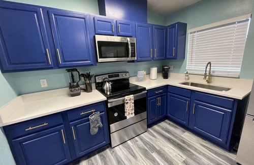 Clear Lake House | Cheerful 3 Bed home w/free parking, Wifi, Full Kitchen & Workstation. Sleeps 9