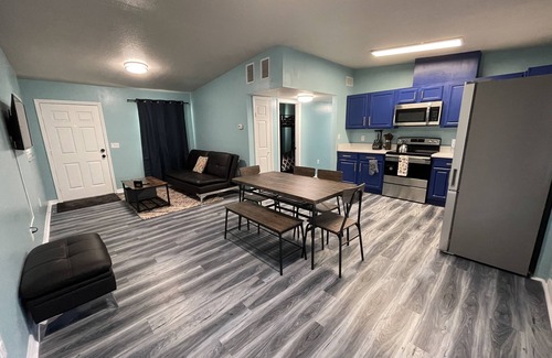 Clear Lake House | Cheerful 3 Bed home w/free parking, Wifi, Full Kitchen & Workstation. Sleeps 9
