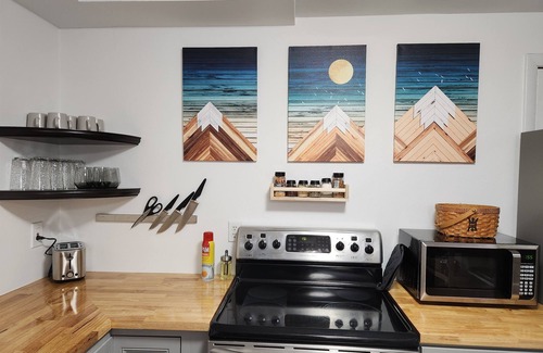 East Old Golden Rd House | Cheerful 3 Bedroom Basement Apartment in Golden