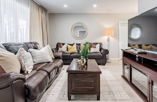 Clarkson-Lorne Park House | Cheerful 3 Bedroom - 2 Bath House Free Parking