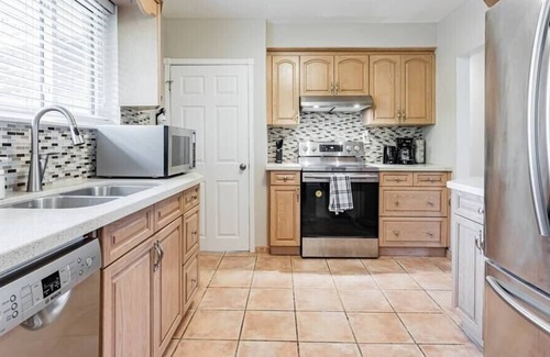Clarkson-Lorne Park House | Cheerful 3 Bedroom - 2 Bath House Free Parking