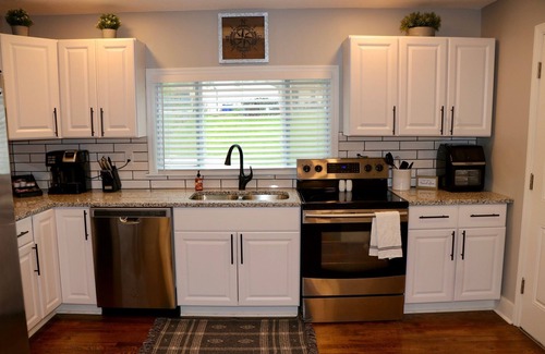 Merriam House | Cheerful 3 bedroom fully renovated cottage home