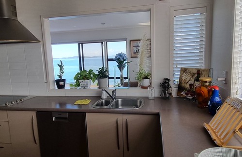 Bucklands Beach House | Cheerful 3-bedroom home on a cliff next to water