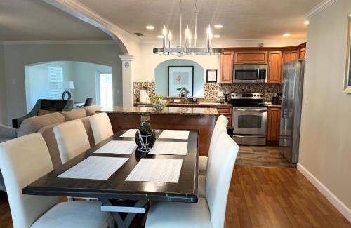 Clearwater House | Cheerful 3 Bedroom Home mins from Clearwater Beach