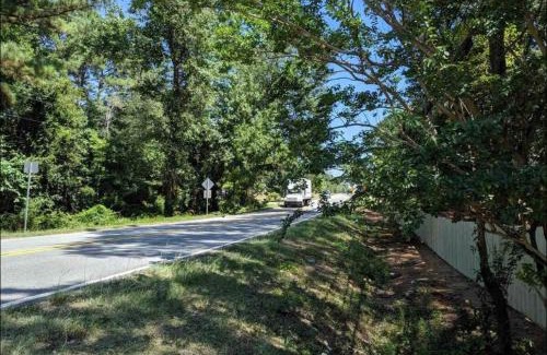 Newnan House | Cheerful 3-bedroom home