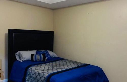 Dothan House | Cheerful 3 bedroom house with fireplace!