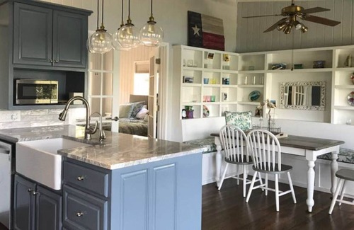 Lakehurst House | Cheerful 3 bedroom lake house with pool