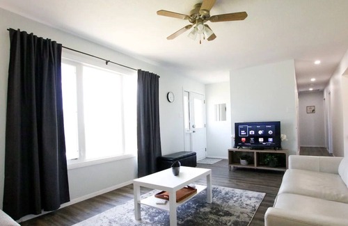 Cardston House | Cheerful 3 Bedroom Main Floor Private Suite Near Waterton