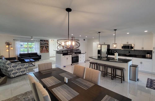 Sarasota House | Cheerful 3 bedroom,resurfaced pool home. 15 minutes from Siesta Beach. Remodeled