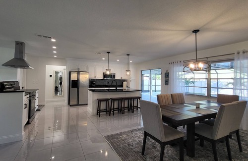 Sarasota House | Cheerful 3 bedroom,resurfaced pool home. 15 minutes from Siesta Beach. Remodeled