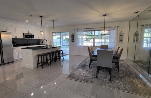 Sarasota House | Cheerful 3 bedroom,resurfaced pool home. 15 minutes from Siesta Beach. Remodeled