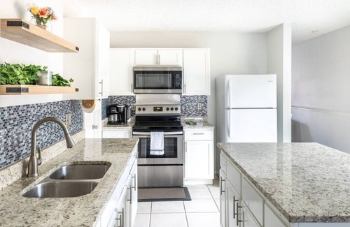 Wetmore House | Cheerful 3 bedroom 2 bath with large backyard