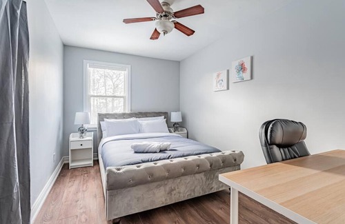 The Queensway Ski Chalet | Cheerful 3 Bedrooms Free Parking (Entire house)