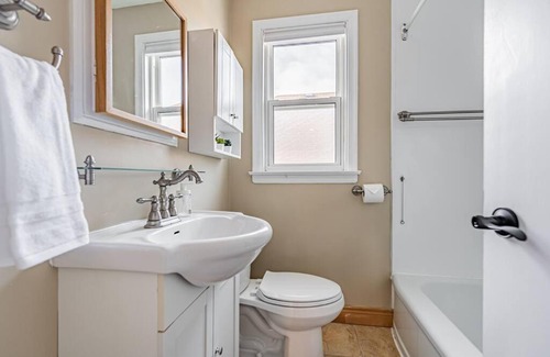The Queensway Ski Chalet | Cheerful 3 Bedrooms Free Parking (Entire house)