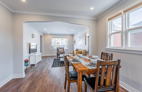 The Queensway Ski Chalet | Cheerful 3 Bedrooms Free Parking (Entire house)