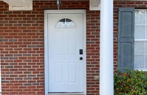 Tallahassee House | Cheerful 3-bedrooms with free parking on premises