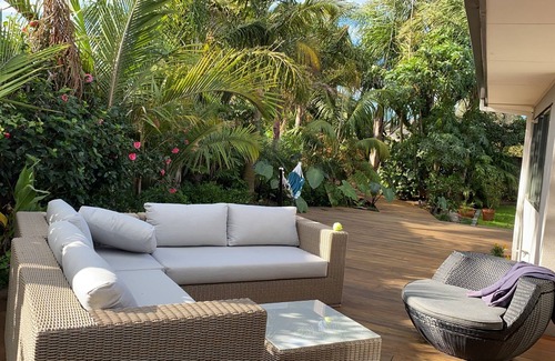 Papamoa Beach House | Cheerful 3 BR House Near The Beach Spa Tropical Garden