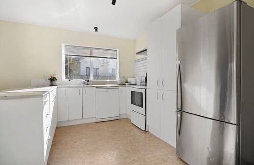 Birkdale House | Cheerful 3BR Home With Free WiFi & Netflix
