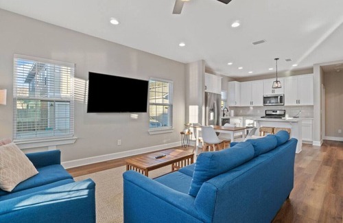 South Pensacola House | Cheerful 3BR close to downtown + double balcony