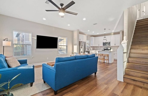 South Pensacola House | Cheerful 3BR close to downtown + double balcony
