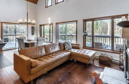 Val-des-Lacs Ski Chalet | Cheerful 4 bedroom chalet with hot tub