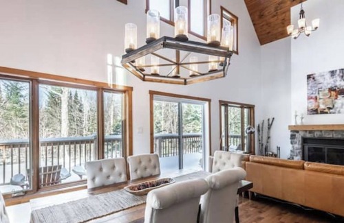 Val-des-Lacs Ski Chalet | Cheerful 4 bedroom chalet with hot tub