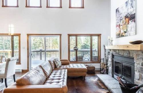 Val-des-Lacs Ski Chalet | Cheerful 4 bedroom chalet with hot tub