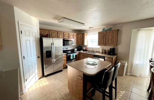 Heber House | Cheerful 4-Bedroom home with an interior fireplace