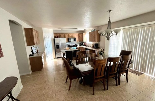Heber House | Cheerful 4-Bedroom home with an interior fireplace