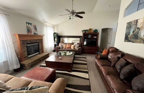 Heber House | Cheerful 4-Bedroom home with an interior fireplace