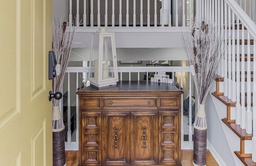 Grandview House | Cheerful 4 bedroom home on a quiet cul-de-sac