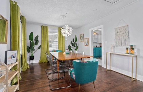 Rosedale House | Cheerful 4 Bedroom Home by KU & 39th St. Shops | 4