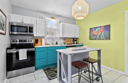 Rosedale House | Cheerful 4 Bedroom Home by KU & 39th St. Shops | 4