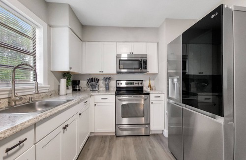 Lutz House | Cheerful 4-bedroom Home near Bush Gardens