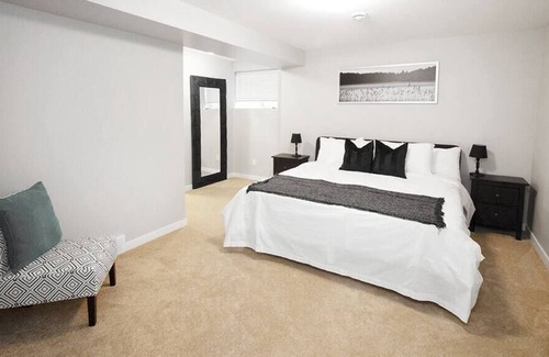 Fort Gary House | Cheerful 4 bedroom Townhouse with Parking & Wi-Fi!