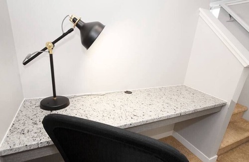 Fort Gary House | Cheerful 4 bedroom Townhouse with Parking & Wi-Fi!
